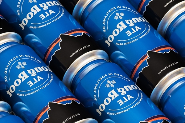 设计公司为蓝色的啤酒设计的包装(图5)